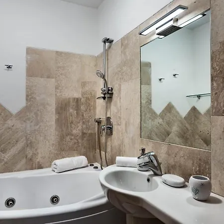 לינה וארוחת בוקר Iconic Luxury